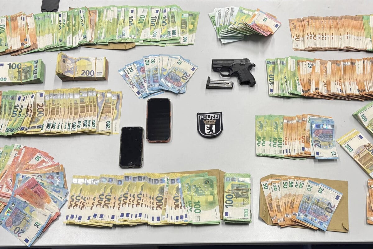 Zufallskontrolle wird zum Volltreffer: Polizei findet jede Menge Bargeld und geladene Waffe!
