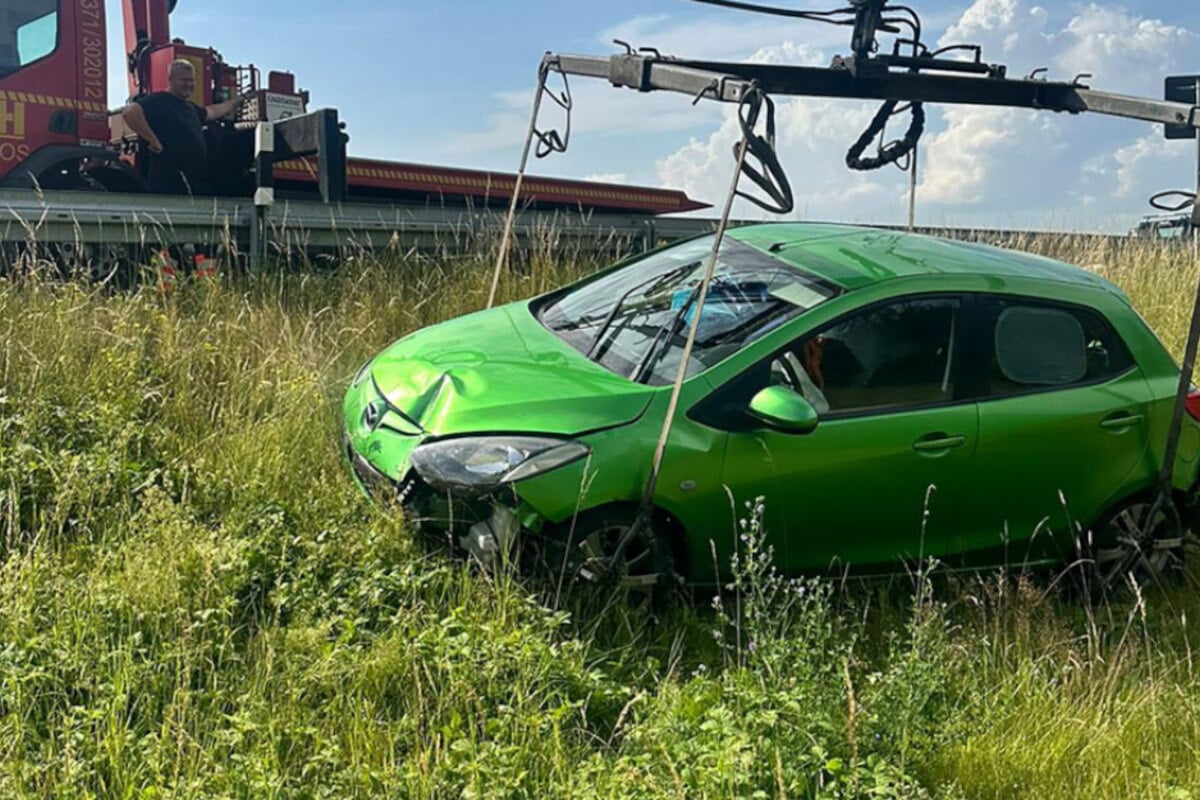 Unfall auf A72 bei Chemnitz: Mazda landet auf Wiese