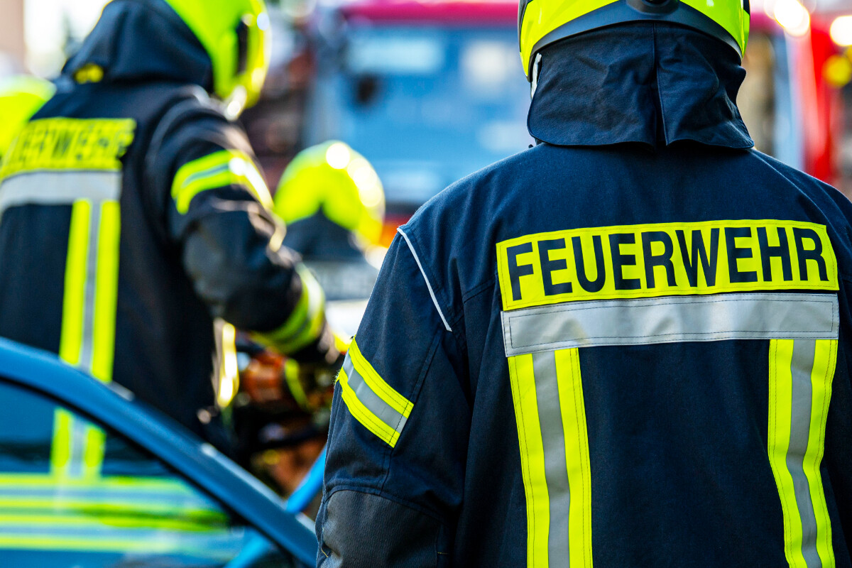 Flammen auf Firmengelände: Mitarbeiterauto brennt und sorgt für immensen Schaden