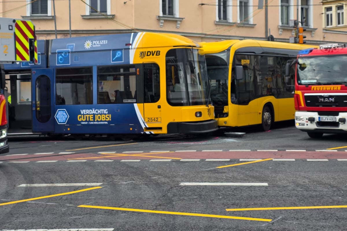 30 Verletzte bei Unfall zwischen Straßenbahn und Bus: Polizei schätzt Schaden auf 100.000 Euro