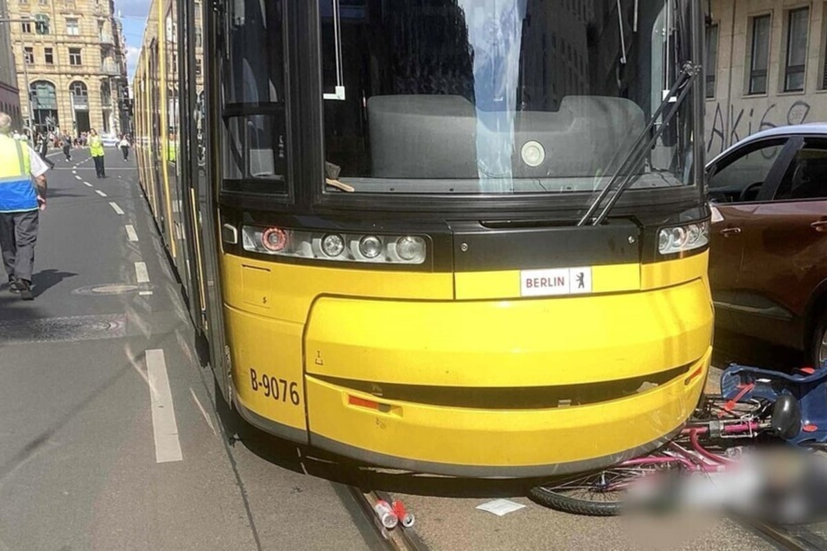 Schon wieder Tram-Unfall in Mitte: Radfahrer schwer verletzt