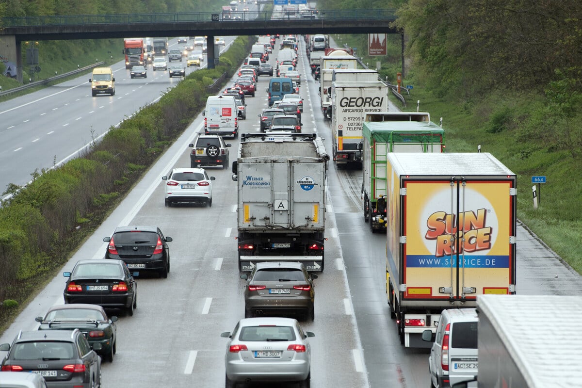 Massenkarambolage auf A4 bei Köln: BMW rast in Stauende - Zwei Personen verletzt
