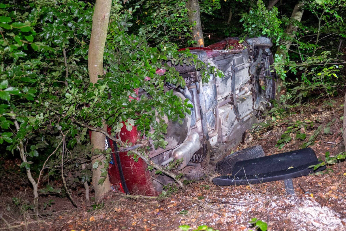 Unfall-auf-Bundesstra-e-in-Sachsen-Auto-landet-im-Wald
