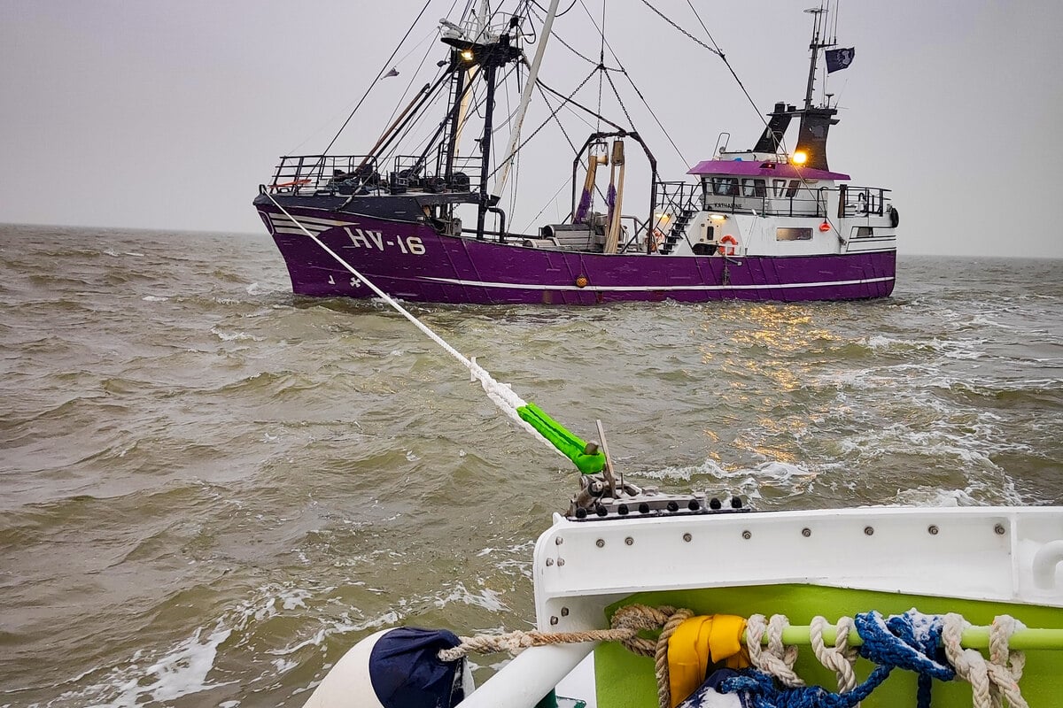 Sturm-peitscht-Fischkutter-in-die-Falle-Seenotretter-eilen-zur-Hilfe