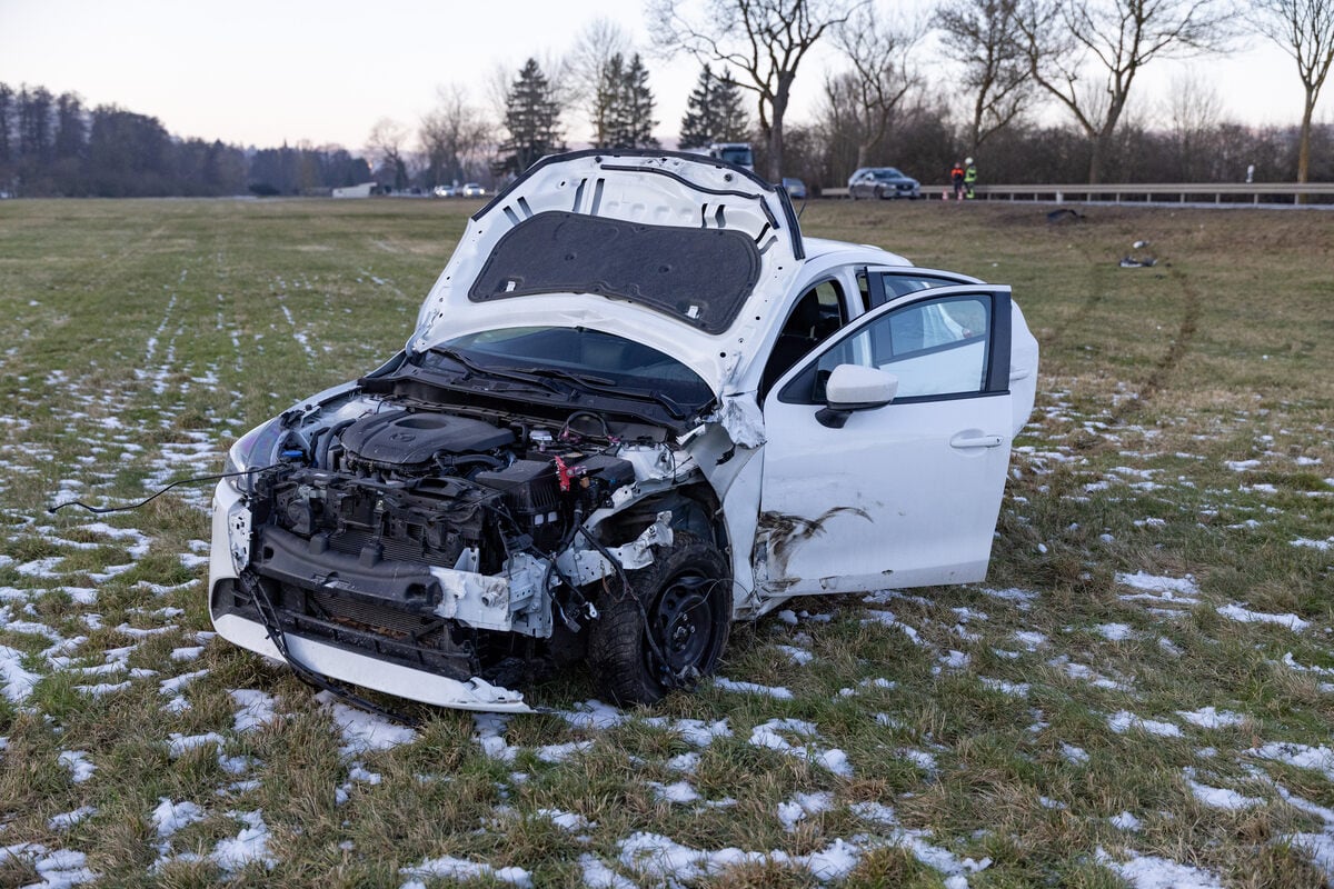 -berholman-ver-geht-schief-Auto-wird-auf-Wiese-geschleudert