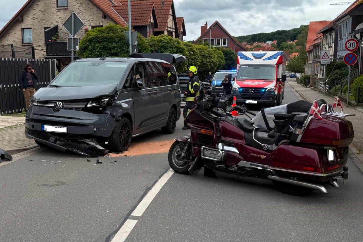 Motorrad-kracht-in-VW-Zwei-Verletzte-bei-Unfall-im-Harz