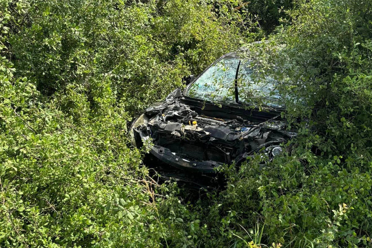 Abgefallene Motorhaube macht auf Unfall aufmerksam: Auto verbirgt sich hinter Böschung