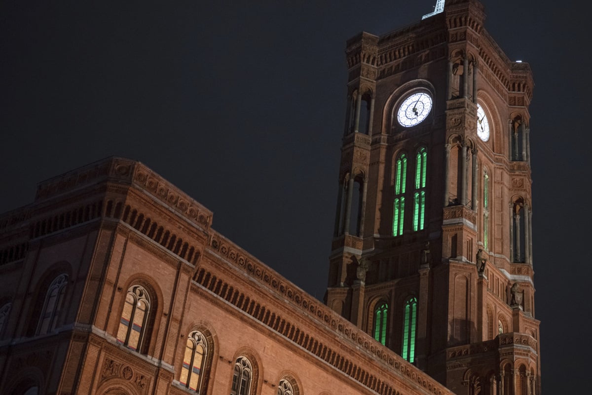 Alle Jahre wieder: Darum war das Rote Rathaus plötzlich grün