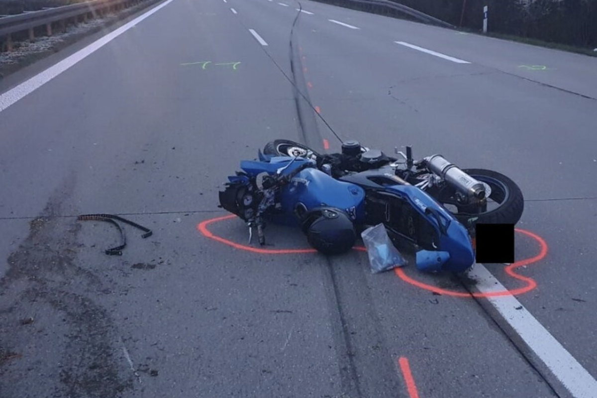 Motorrad kracht auf A14 in Auto, Fahrer stirbt sofort