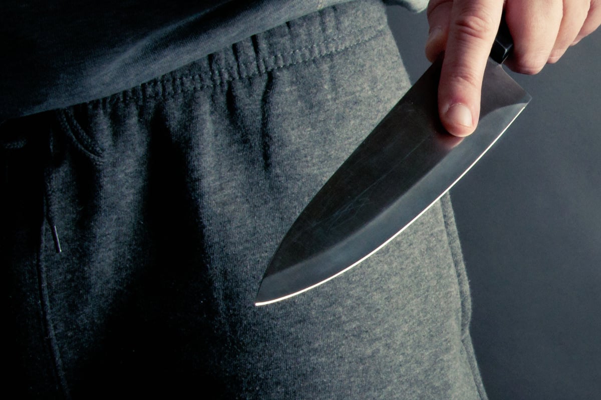 Teenager greifen Gruppe mit Messer an: 21-Jähriger schwer verletzt in Klinik!