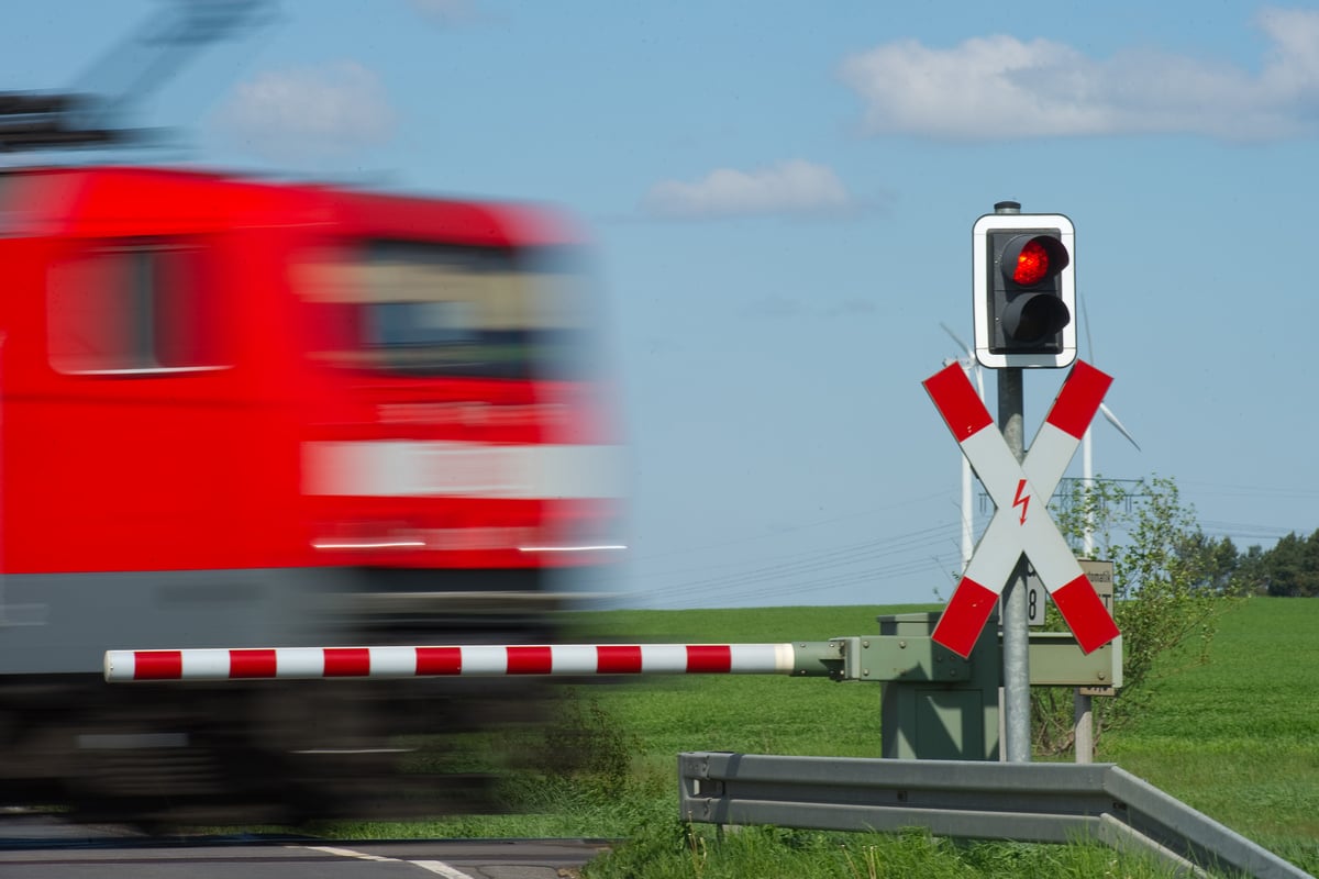 schranke-war-zu-radfahrer-wird-von-g-terzug-erfasst-und-stirbt
