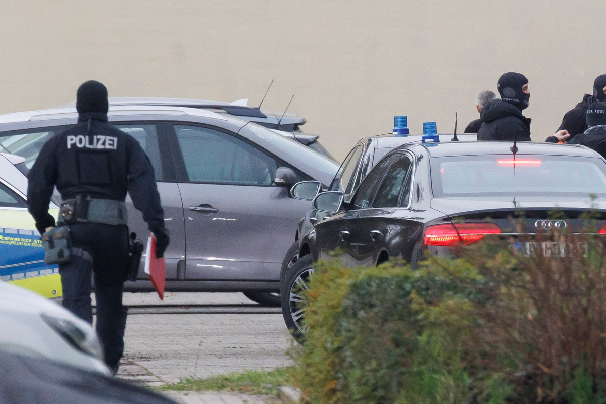 Potsdam: Razzia Gegen Reichsbürger? Brandenburger Polizei Durchsucht ...