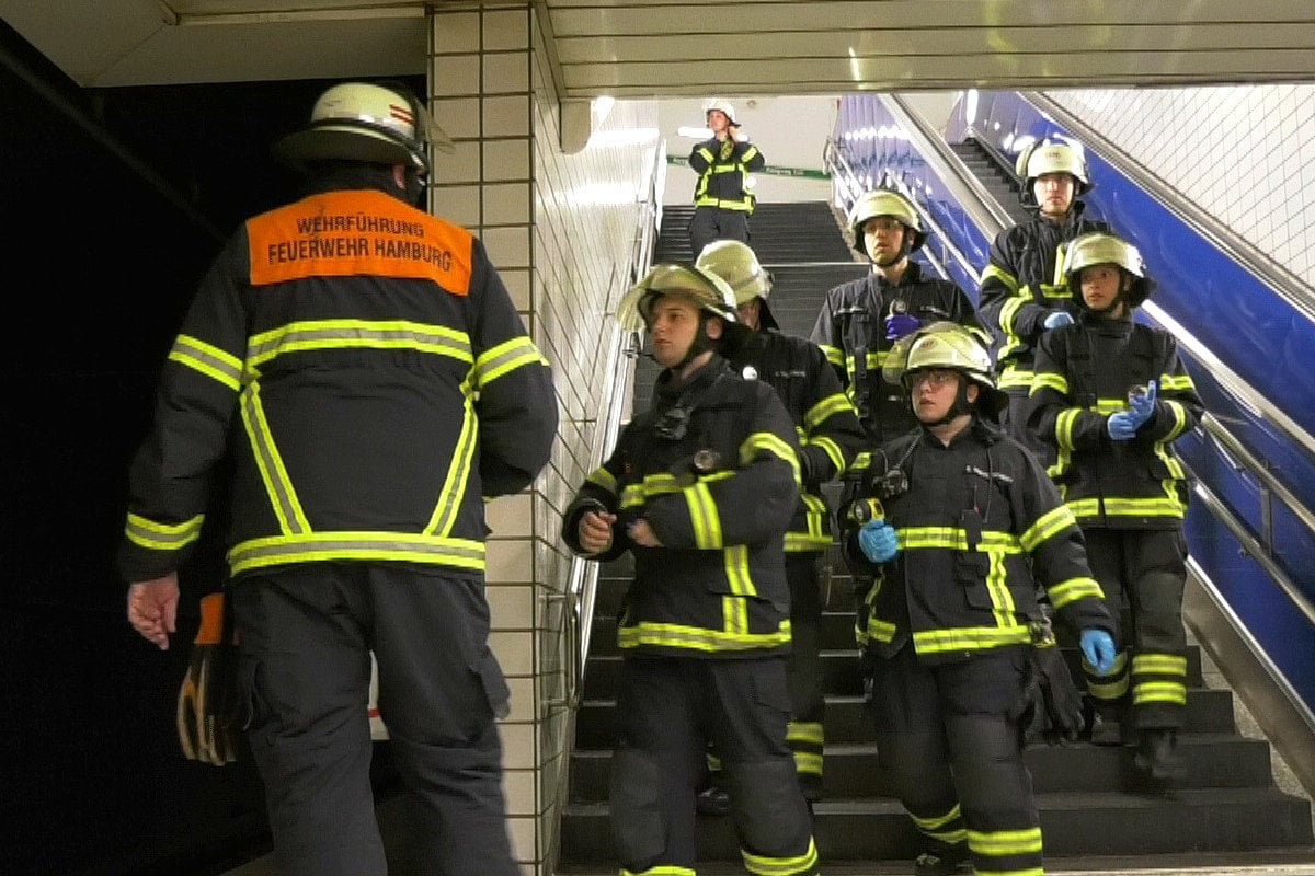 U-Bahn-Tunnel gesperrt: Feuerwehr muss Mann von den Gleisen retten