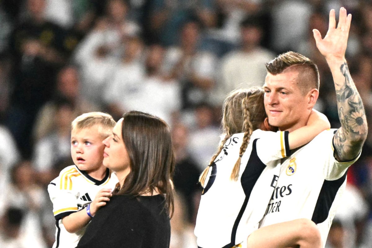 Mit seiner Tochter im Arm kullern die Tränen: So emotional verabschiedet sich Toni Kroos!