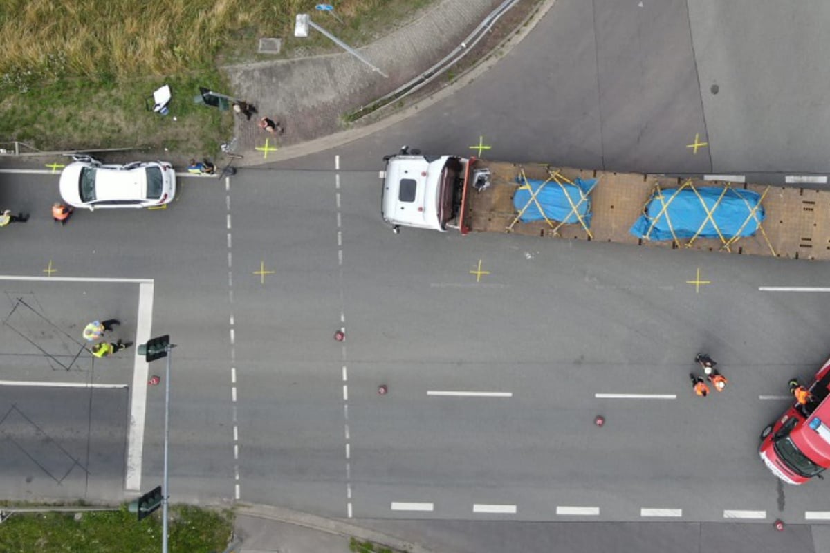 Ampel-zeigte-rot-Lkw-kracht-in-Auto-und-verletzt-Insassen-schwer