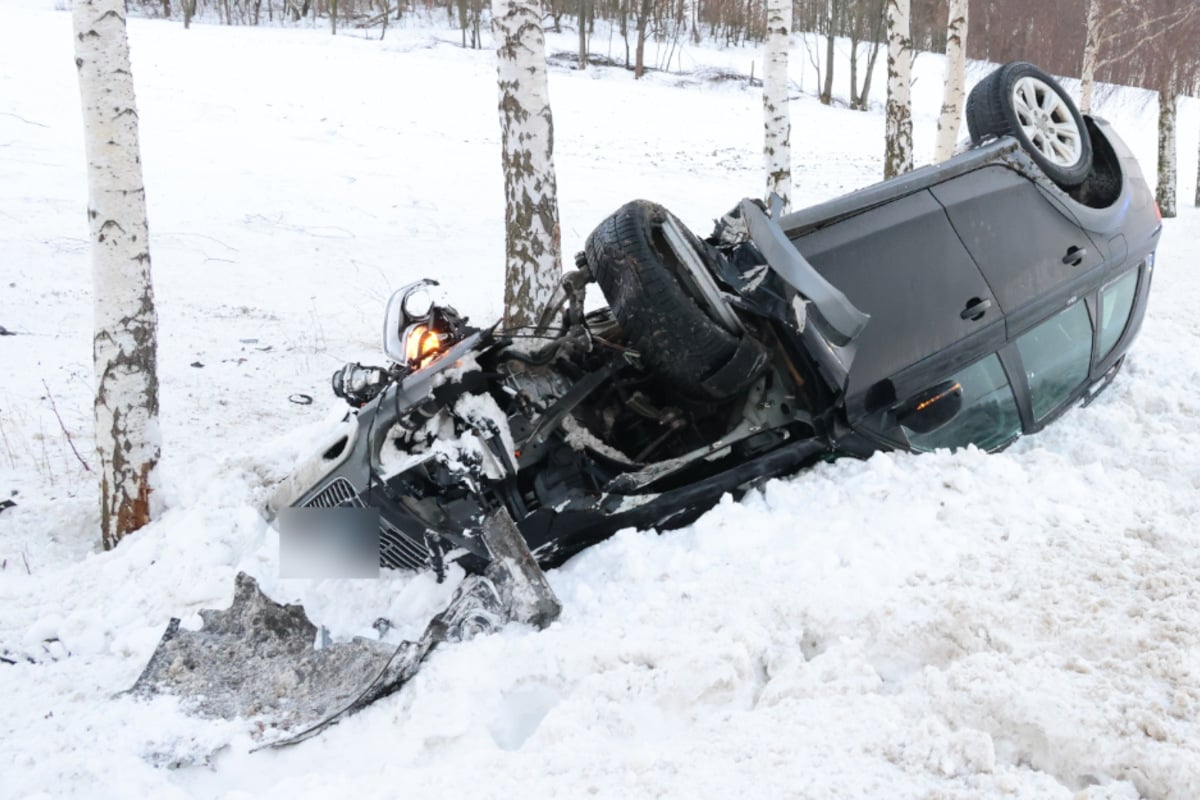 Schnee-Unfall-im-Erzgebirge-Audi-berschl-gt-sich-auf-Bundesstra-e
