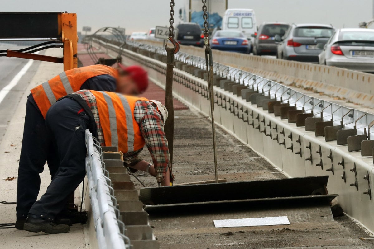 Tonnenschwerer Stahlträger kracht auf Bauarbeiter: Mann (†34) stirbt bei Unfall auf Autobahn