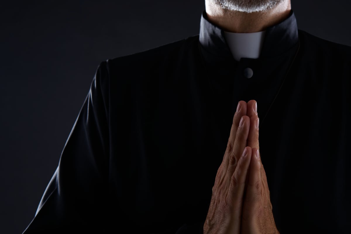 Treiben mit Folgen! Pastor beim Dreier auf Kirchenaltar erwischt