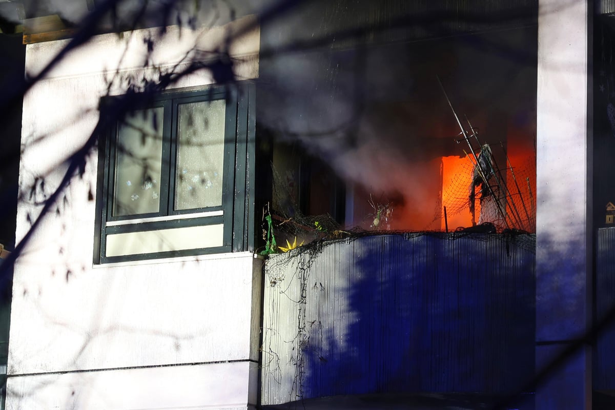 Feuerwehr-rettet-lebensgef-hrlich-verletzte-Frau-und-Hund-aus-brennender-Wohnung