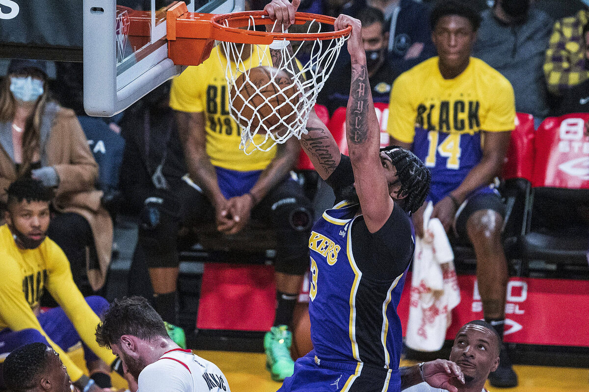 NBA roundup: Lakers snap skid with tight win, Nets sink to worst slump