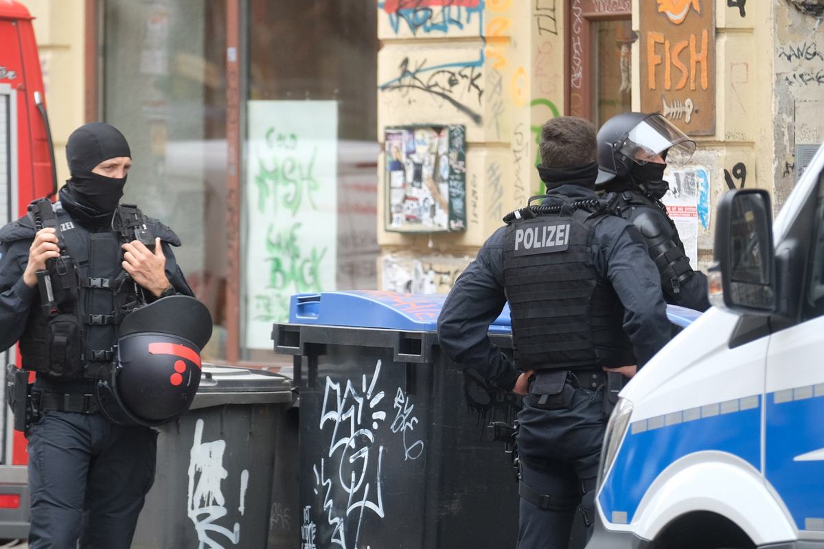 Demo-Samstag in Leipzig: Polizei rüstet sich für Aufzüge am Markt und in Connewitz