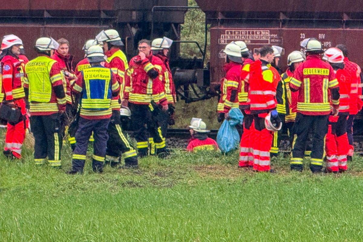 Lebensgefahr! Teenager bekommt Stromschlag beim Klettern auf Oberleitungsmast
