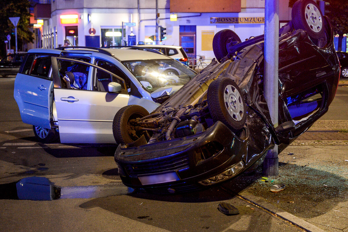 Dortmund: Krankenwagen erfasst Fußgänger und kollidiert mit Taxi - DER  SPIEGEL