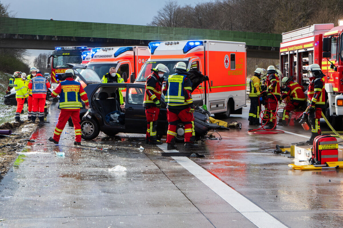 Unfall A24: Massencrash Auf A24 - Mehrere Autos Kommen Von Fahrbahn Ab ...