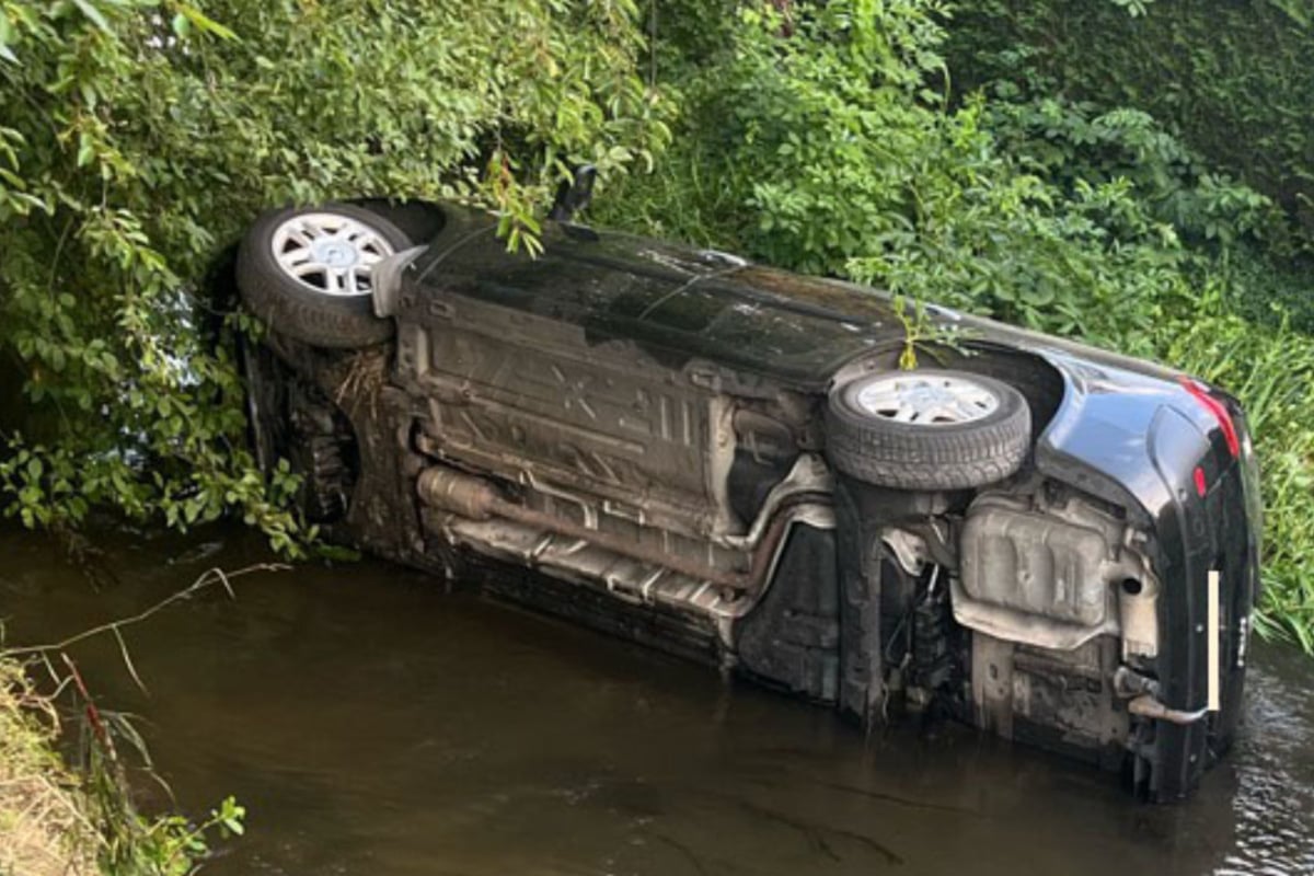 Spektakul-rer-Unfall-Zeugin-h-rt-lauten-Knall-Kurz-darauf-entdeckt-sie-Auto-im-Fluss