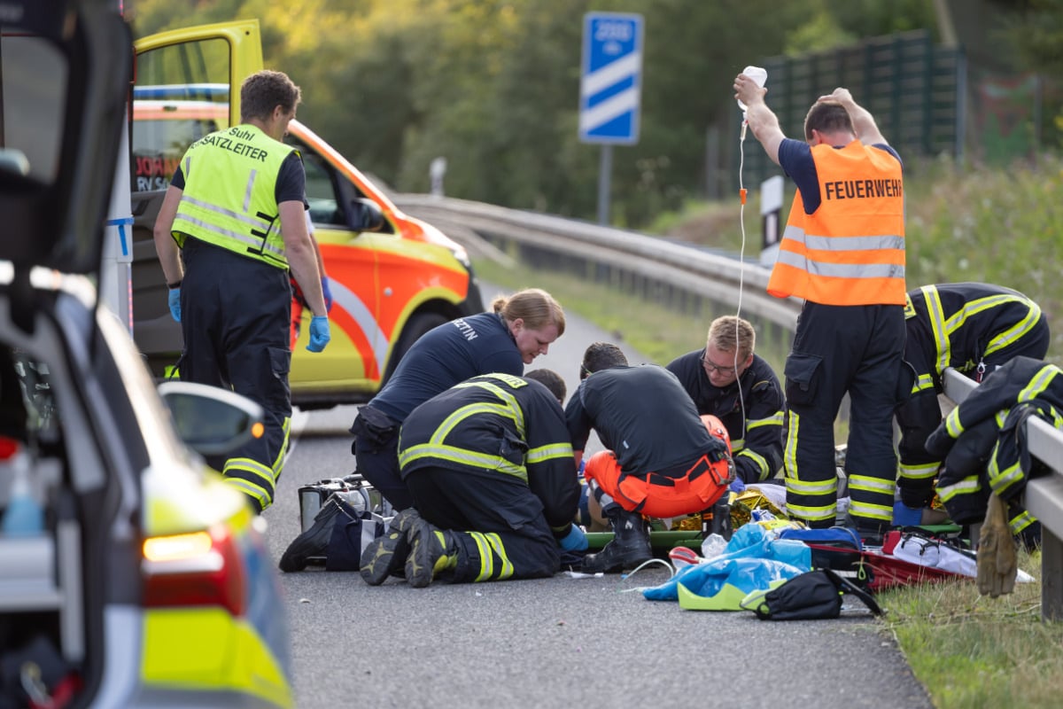 Schwerer Unfall auf A73: Motorradfahrer aus Bayern schwebt in Lebensgefahr