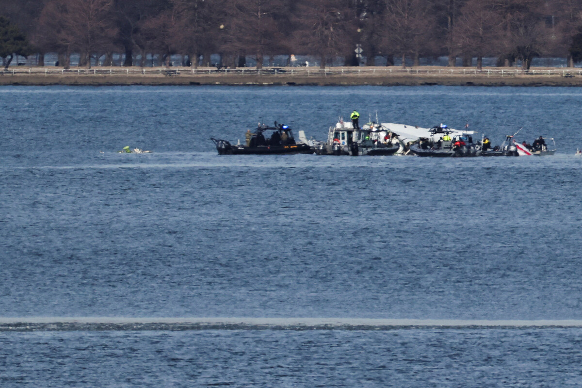 DC plane crash investigators issue bleak update on search for survivors ...