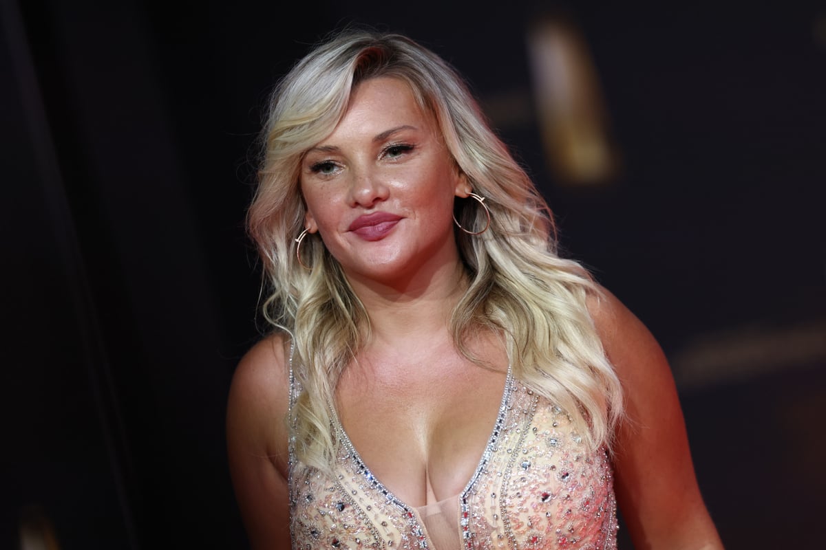 Fan-fragt-Evelyn-Burdecki-auf-Friedhof-nach-Selfie