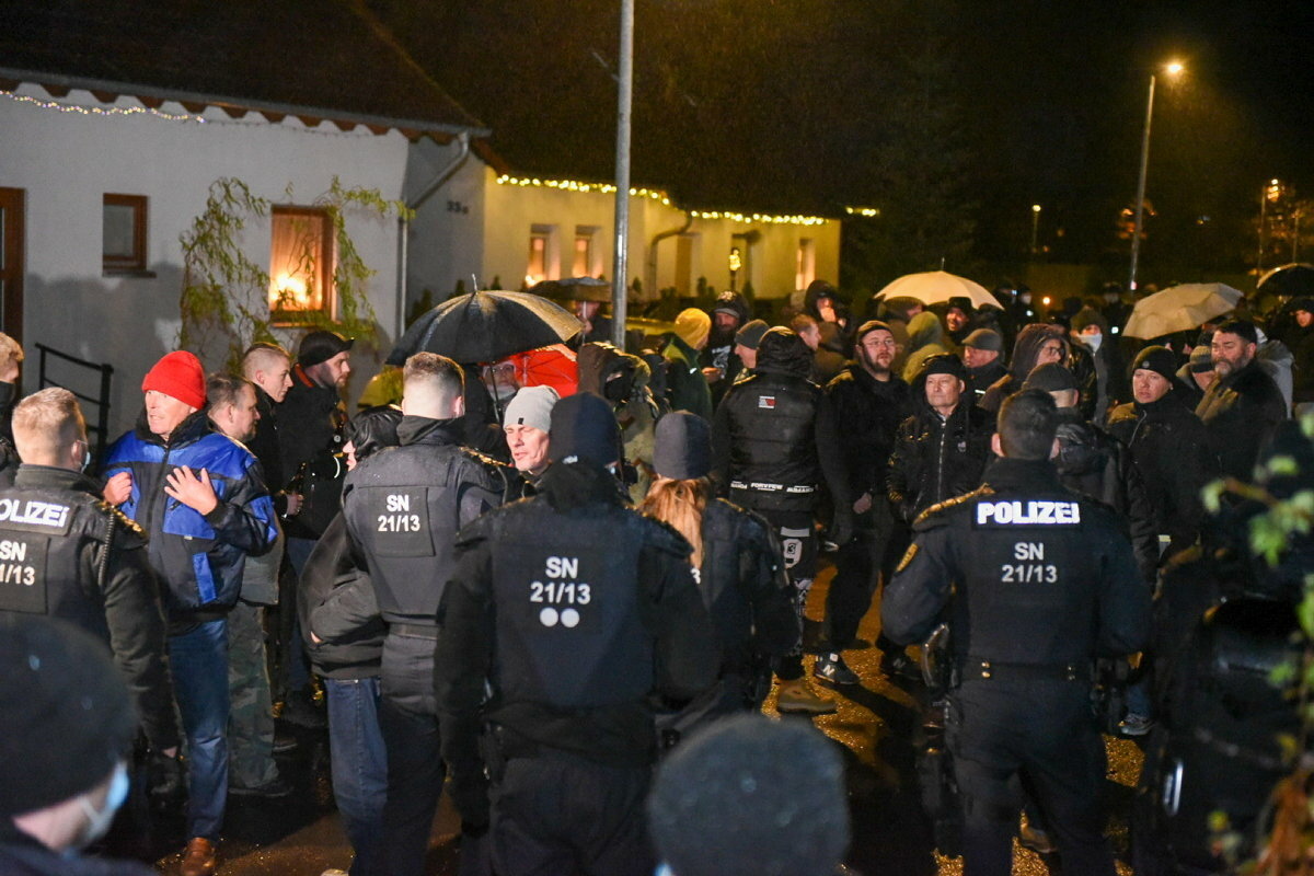 350 Personen bei Corona-Protest in Bennewitz: Übergriffe auf Journalisten gemeldet