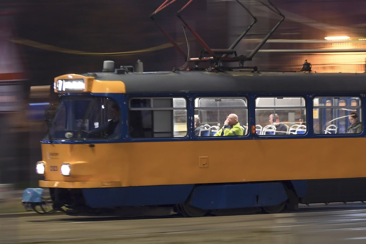 Überfall: 20-Jähriger steigt in Leipzig aus Straßenbahn und wird verfolgt
