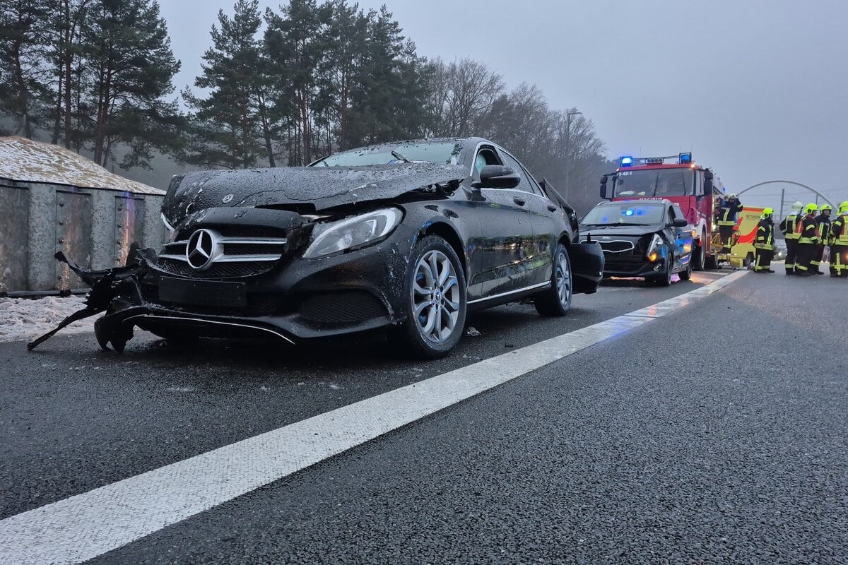 Massencrash-auf-der-A10-20-Fahrzeuge-kollidieren-