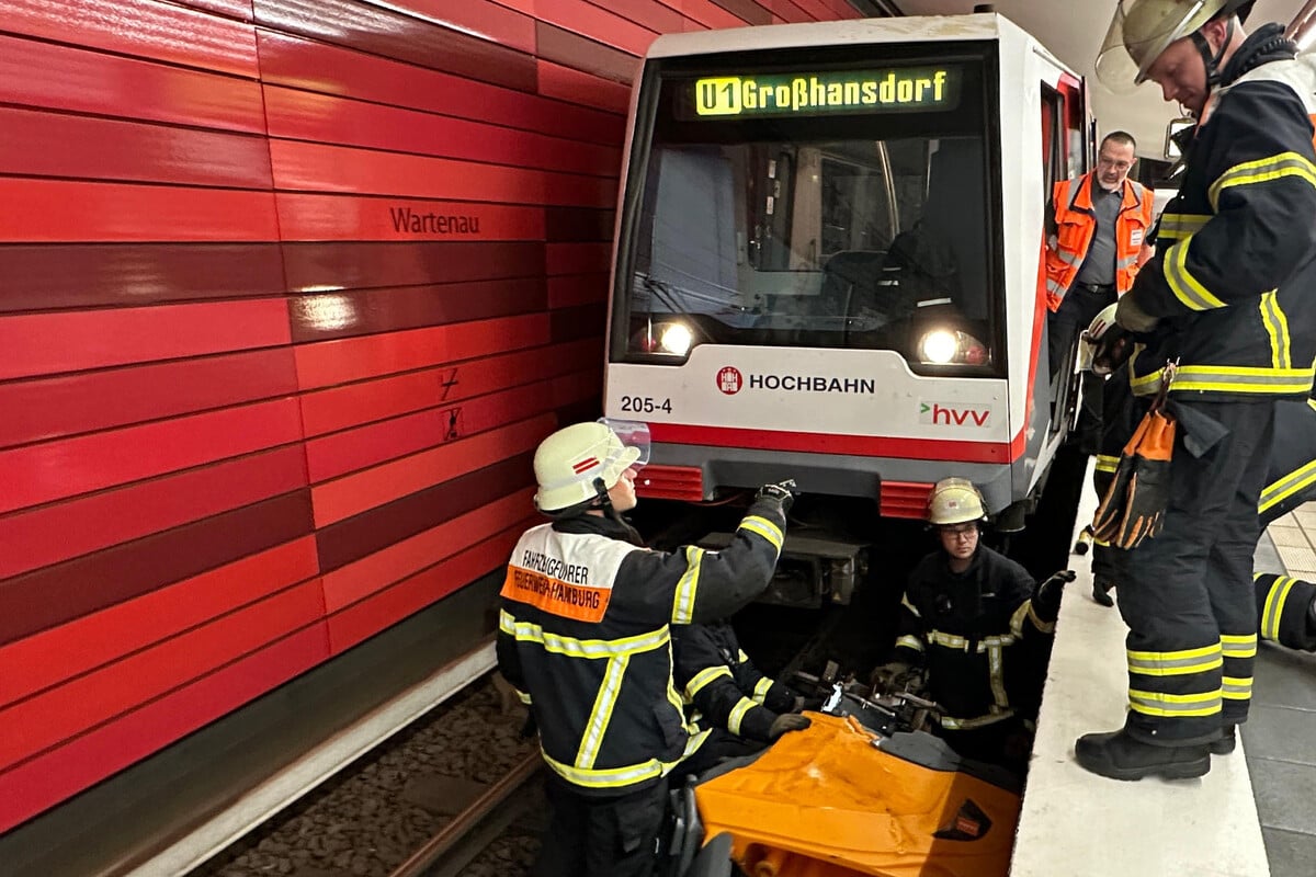 U-Bahn kollidiert mit Kehrmaschine: Fahrgäste sitzen fest