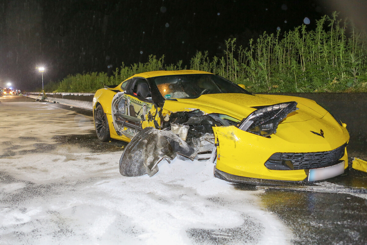 Totalschaden: 19-Jährige prallen mit Corvette gegen Sattelzug