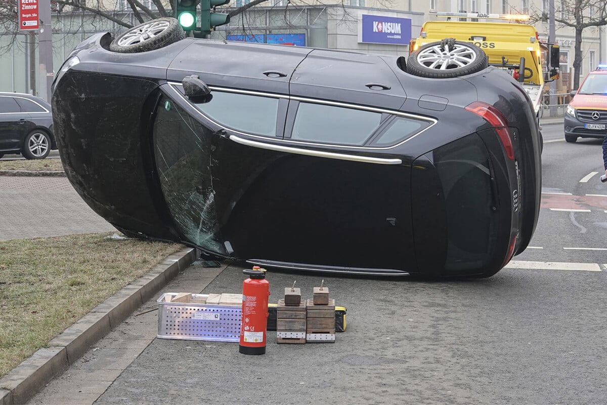 Medizinischer-Notfall-Audi-kippt-am-N-rnberger-Ei-um