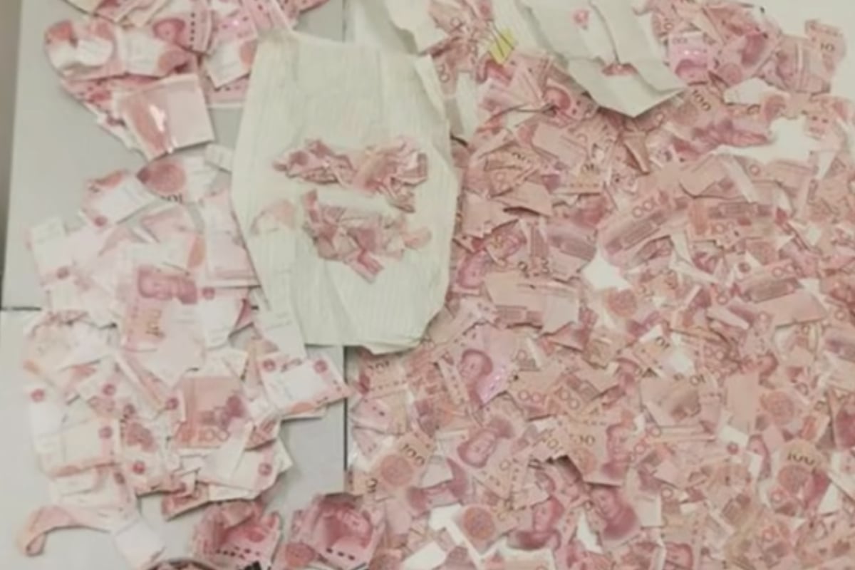 Frau zerreißt Banknoten in Tausend Stücke: Die Reaktion einer Filiale überrascht alle