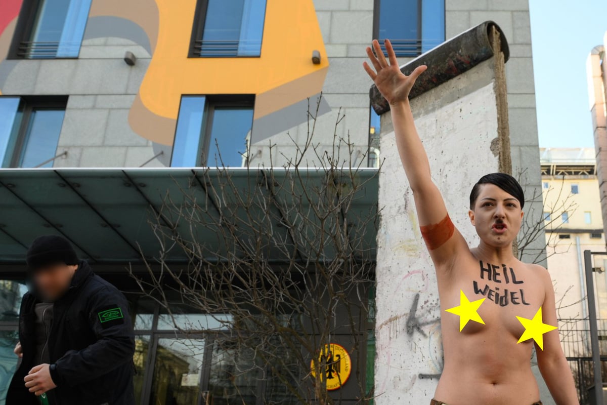 Frau inszeniert sich nackt als Hitler und kritisiert Alice Weidel vor  Botschaft