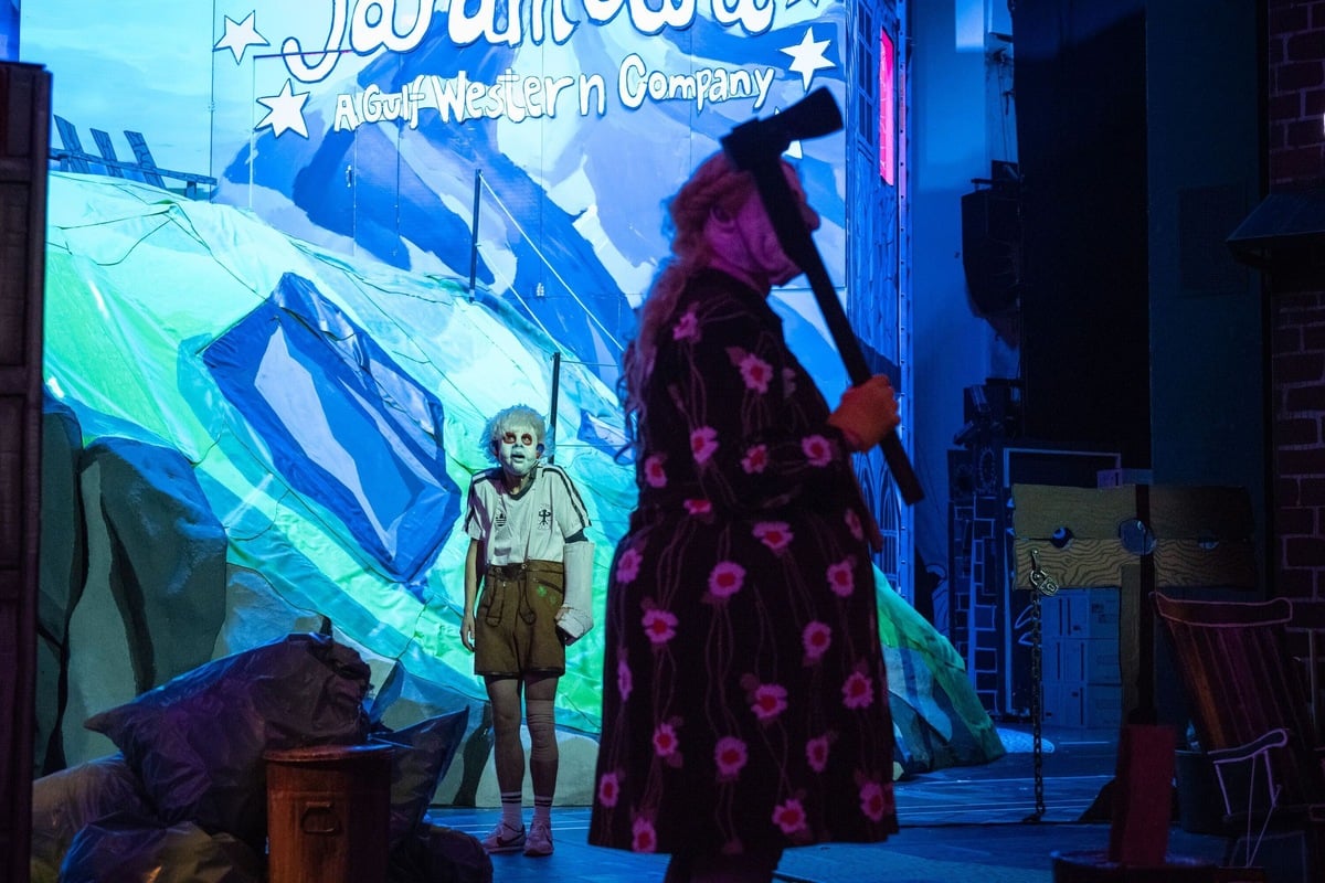 Acht-Stunden-St-ck-mit-Riesenpenis-Dieser-Theaterabend-in-Berlin-ist-eine-Herausforderung