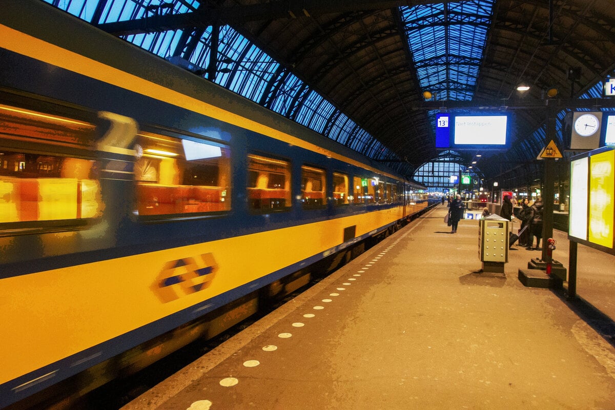 Dreijähriger stürzt auf Gleise, nur wenige Sekunden später rauscht ein Schnellzug vorbei