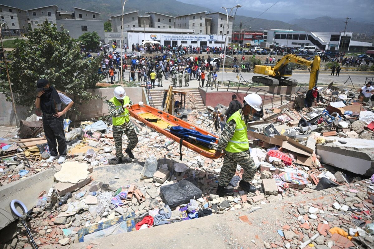 Venezuela earthquakes: Death toll nears 1,000 as tens of thousands remain missing