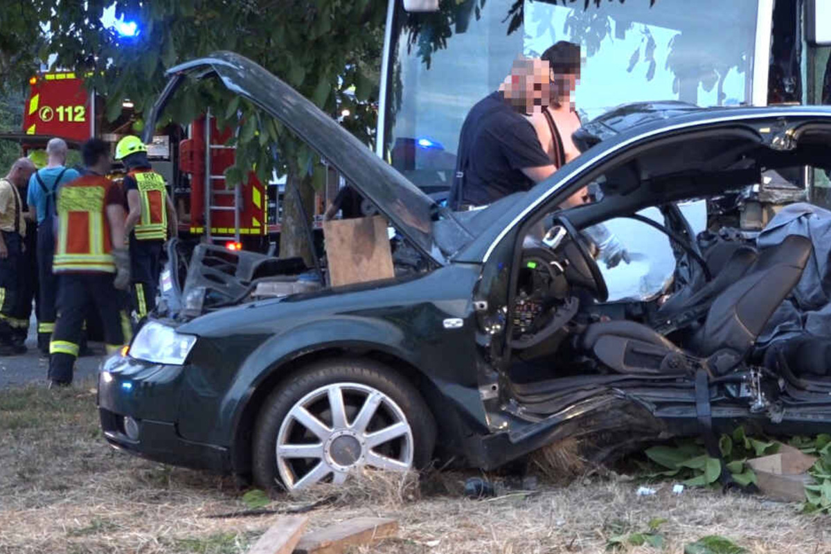 schwerverletzte bei heftigem unfall in babenhausen bus und audi krachen zusammen tag24