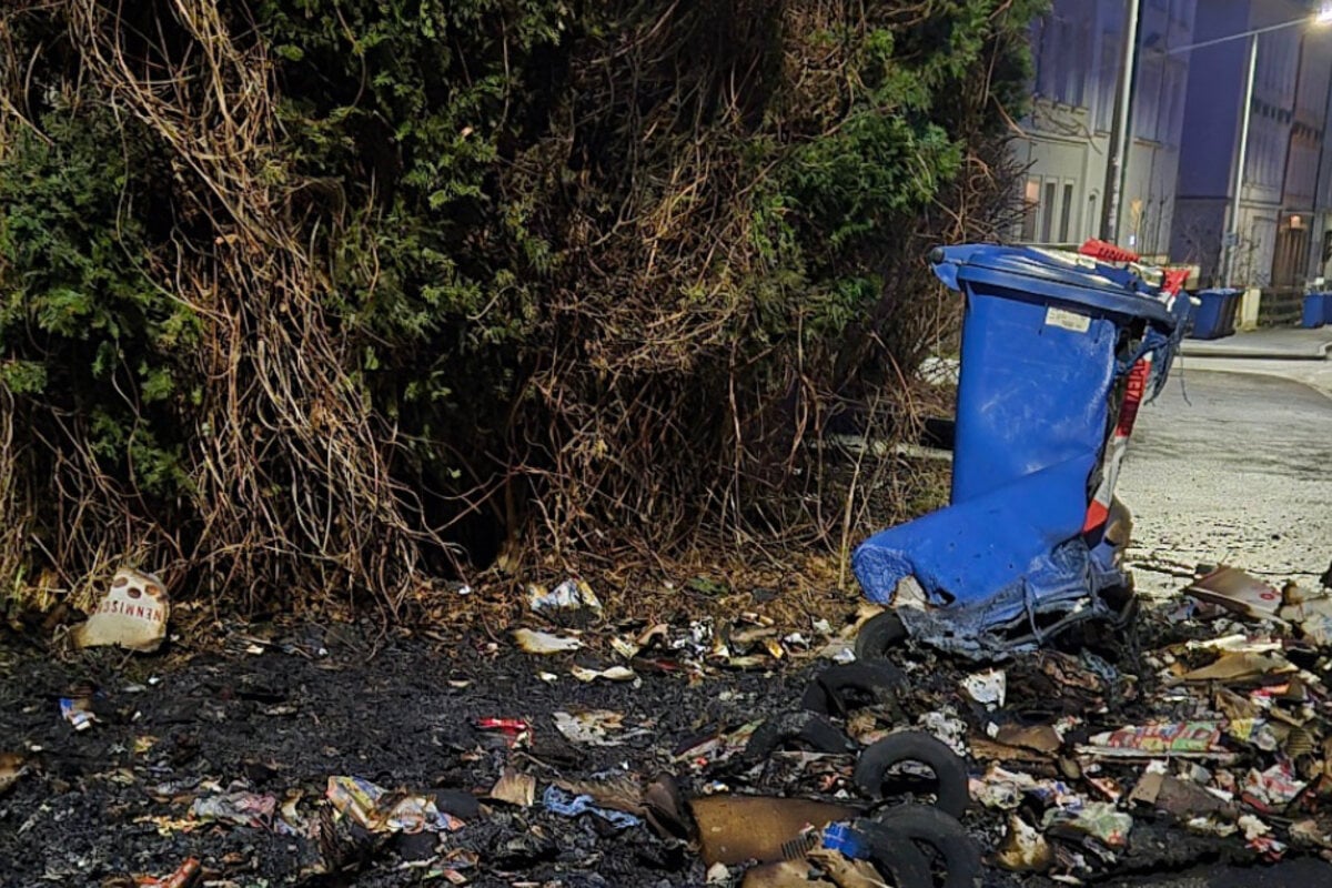 Sieben-Altpapiercontainer-in-Freiberg-abgefackelt