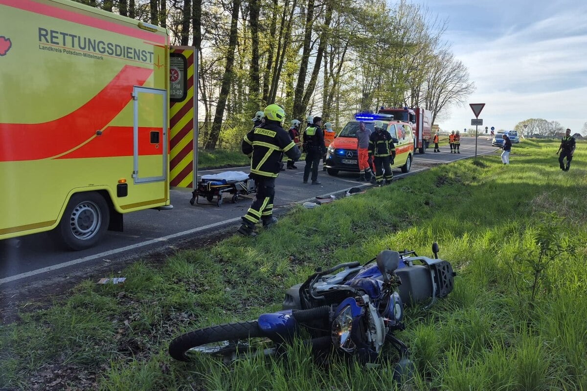 Überholverbot ignoriert: Motorradfahrer kommt von Fahrbahn ab und stürzt in Graben
