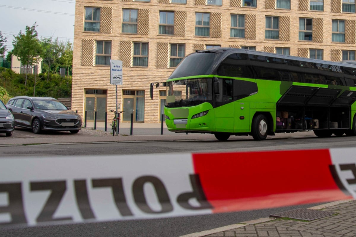 Reisebus in Erfurt kontrolliert: LKA und Suchhund auf Sprengstoff-Suche