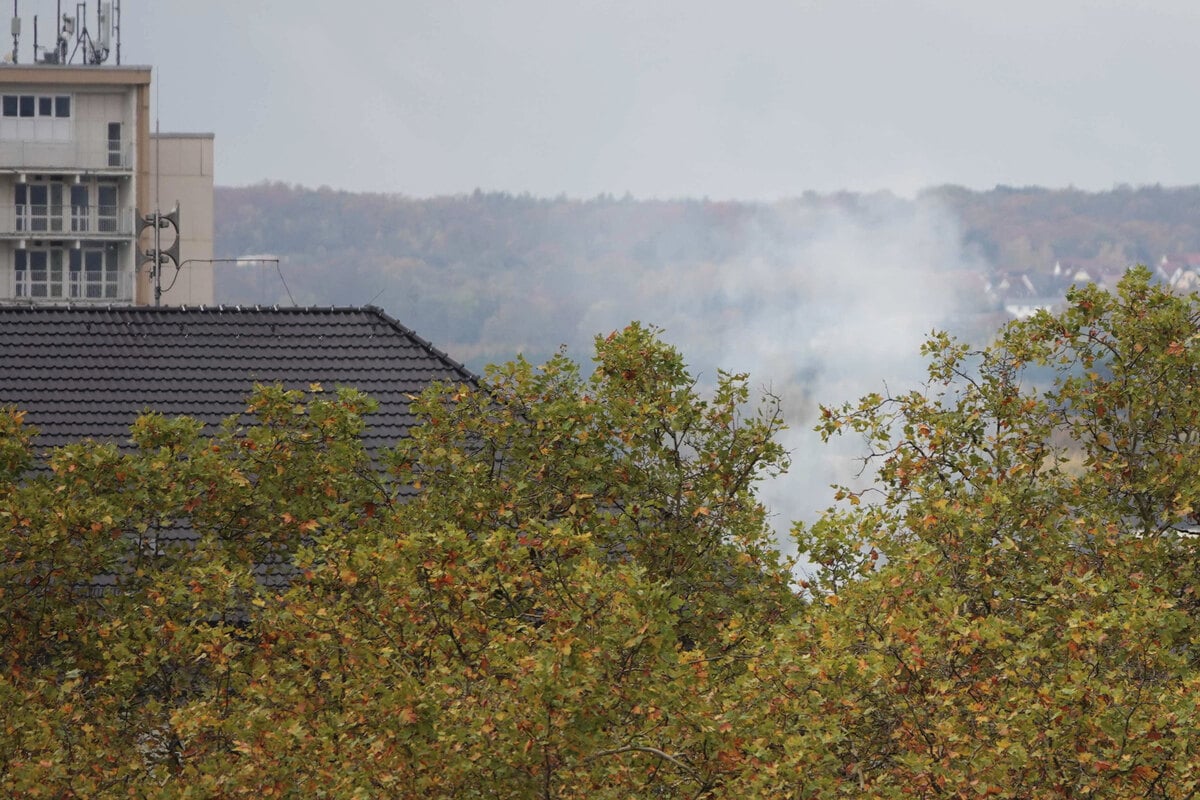 rauchwolke-ber-dresden-ehemaliges-b-rogeb-ude-in-flammen