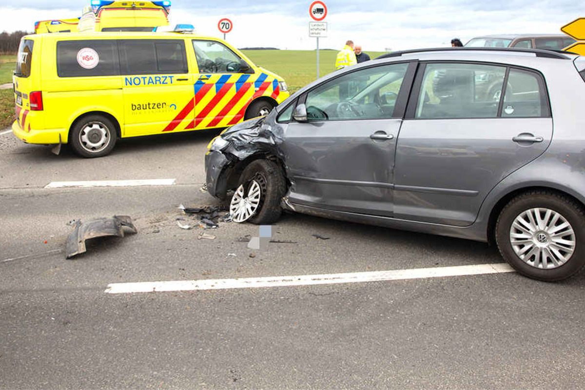 Zwei Verletzte: VW crasht auf Kreuzung mit Taxi zusammen ...