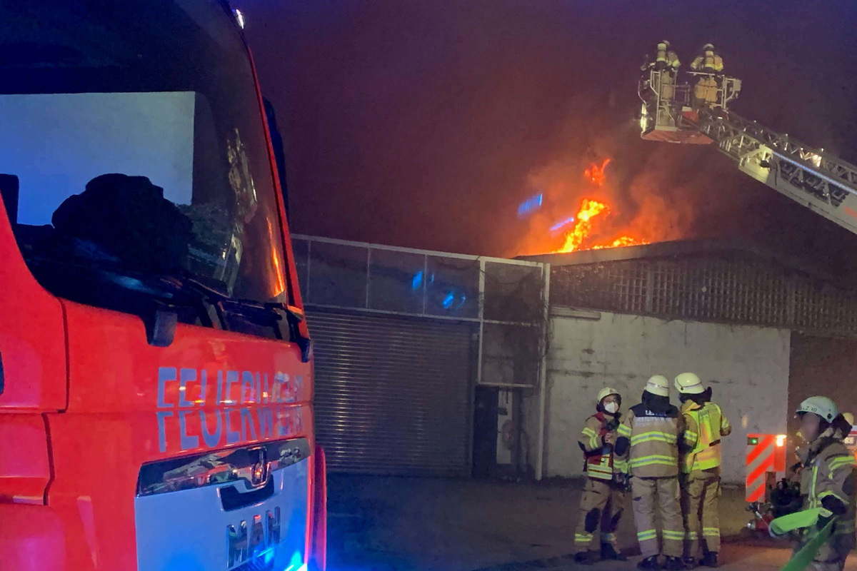 Lagerhalle geht in Flammen auf: Feuerwehr startet 